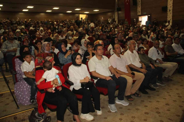 Gösterilerini Sergileyen İlkokul Öğrencileri Sahnede Kep Fırlattı