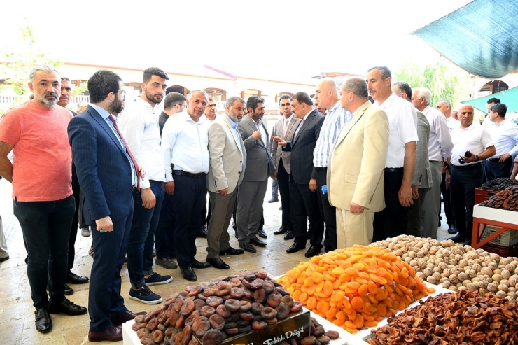 Başkan Gürkan, Şire Pazarında Esnaf İle Bir Araya Geldi