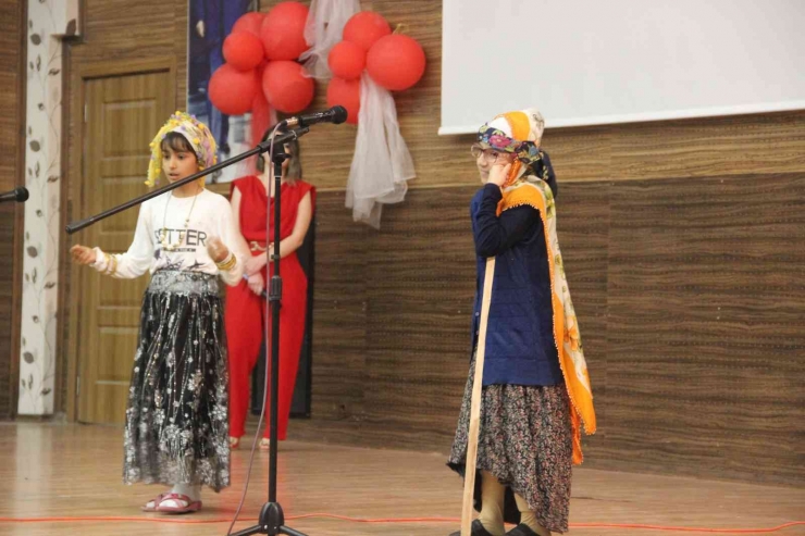 Gösterilerini Sergileyen İlkokul Öğrencileri Sahnede Kep Fırlattı