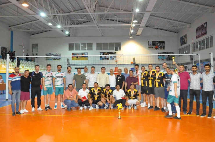 Öğretmenler Arası Voleybol Turnuvasında Kupa Sahibini Buldu