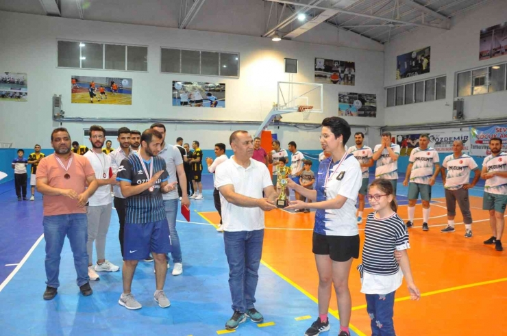 Öğretmenler Arası Voleybol Turnuvasında Kupa Sahibini Buldu