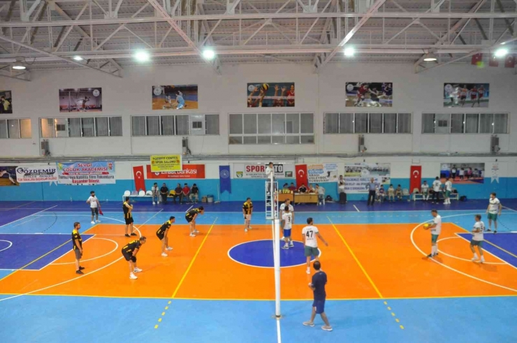 Öğretmenler Arası Voleybol Turnuvasında Kupa Sahibini Buldu