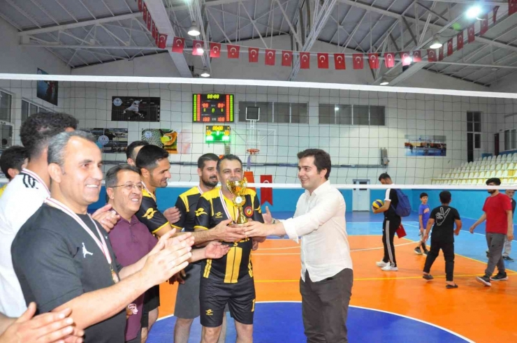 Öğretmenler Arası Voleybol Turnuvasında Kupa Sahibini Buldu