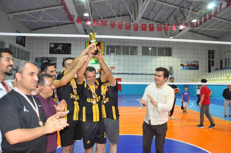 Öğretmenler Arası Voleybol Turnuvasında Kupa Sahibini Buldu