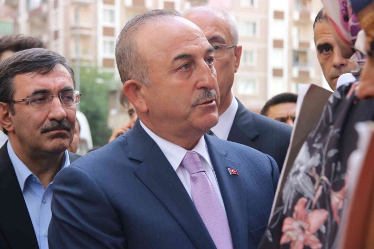 Dışişleri Bakanı Çavuşoğlu Evlat Nöbetindeki Ailelerle Bir Araya Geldi