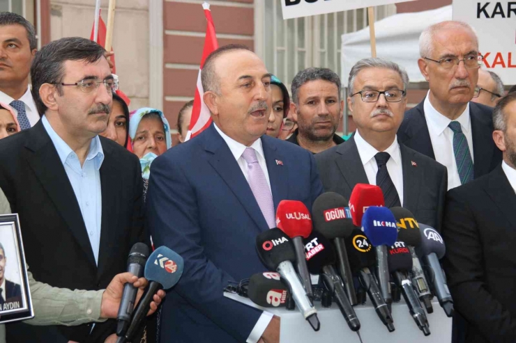 Dışişleri Bakanı Çavuşoğlu Evlat Nöbetindeki Ailelerle Bir Araya Geldi