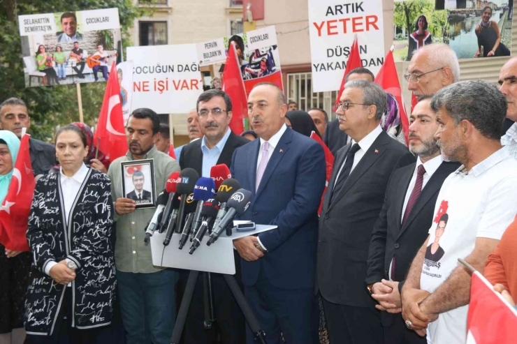 Dışişleri Bakanı Çavuşoğlu Evlat Nöbetindeki Ailelerle Bir Araya Geldi