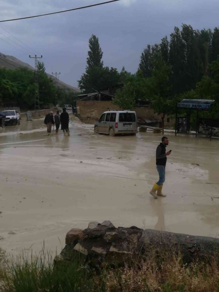 Darende’de Sağanak Yağış Hayatı Olumsuz Etkiledi