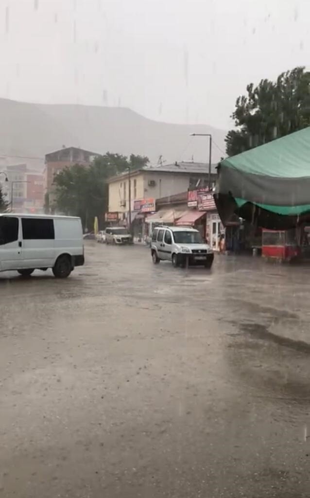 Darende’de Sağanak Yağış Hayatı Olumsuz Etkiledi