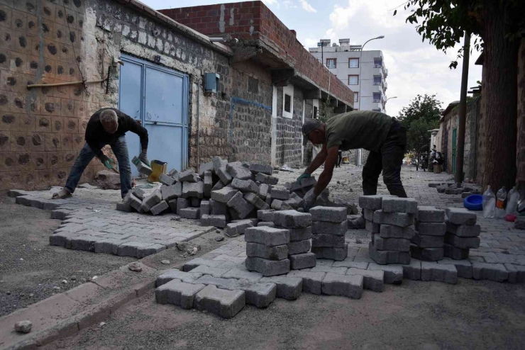 Siverek’te Üst Yapıyı Yenileme Çalışmaları Sürüyor