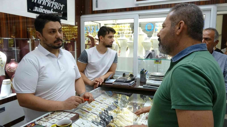 Türkiye’de Bir İlk: Kuyumcular Odası Başkanı Makası Eline Aldı Düşük Ayarlı Altınları Doğradı