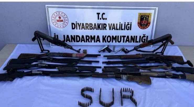 Jandarmanın Dikkatinden Kaçmadı Yapılan Aramada Cephanelik Çıktı