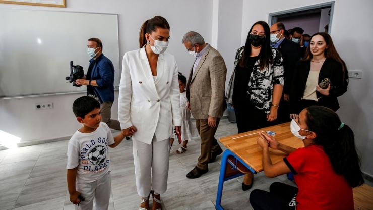 Ebru Yaşar Gülsever Ortaokulu’nda İlk Karne Sevinci