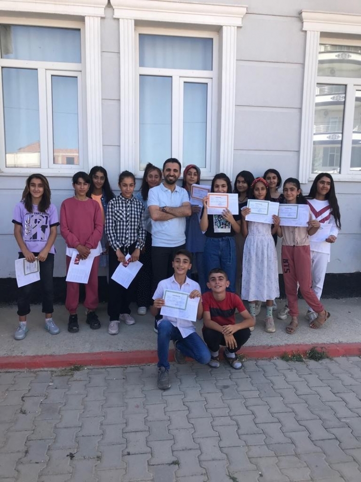 Ebru Yaşar Gülsever Ortaokulu’nda İlk Karne Sevinci