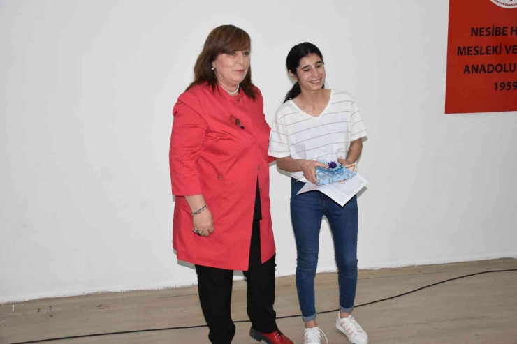 Mesleki Ve Teknik Eğitim Genel Müdürü Nazan Şener, Siverek’te Karne Dağıttı