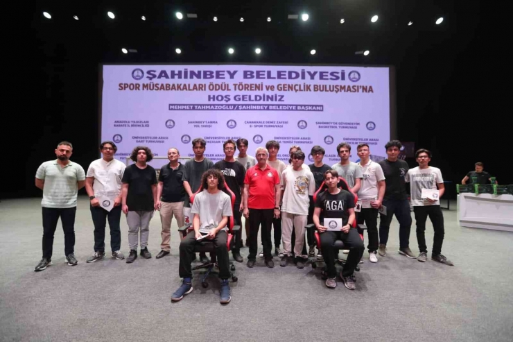 Tahmazoğlu’ndan Sporculara Hediye Yağmuru