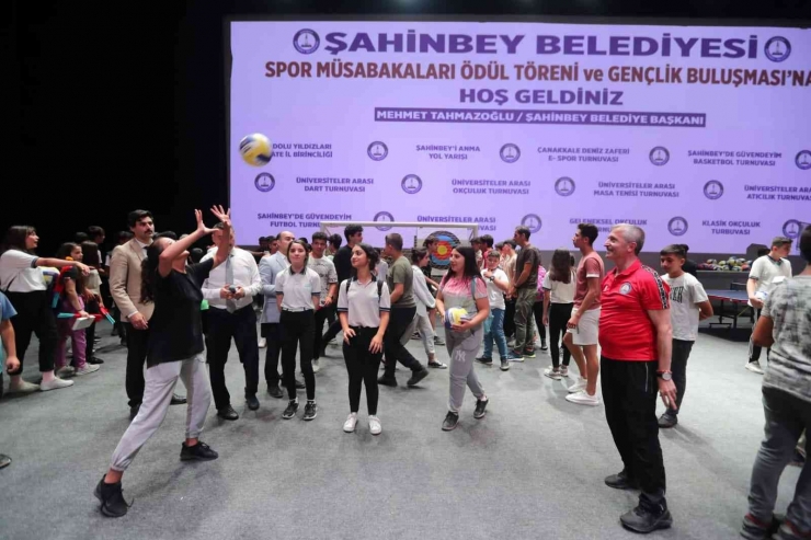 Tahmazoğlu’ndan Sporculara Hediye Yağmuru