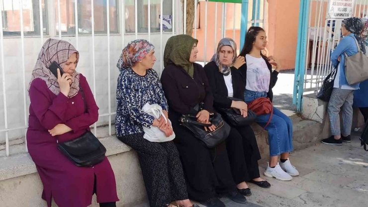 İki Dakika İle Sınavı Kaçırdı Gözyaşlarına Boğuldu