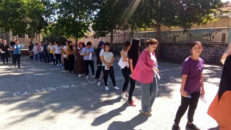 İki Dakika İle Sınavı Kaçırdı Gözyaşlarına Boğuldu