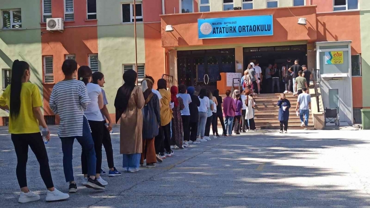 İki Dakika İle Sınavı Kaçırdı Gözyaşlarına Boğuldu