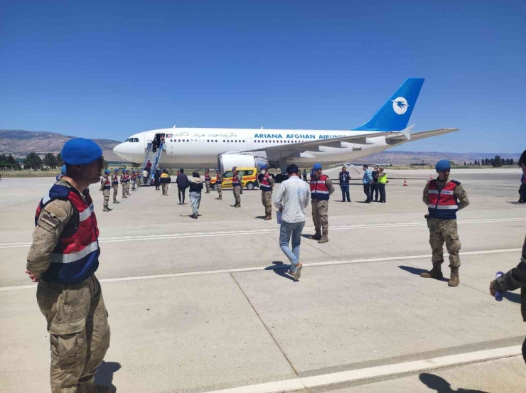 Afganlı 227 Göçmen Daha Ülkelerine Gönderildi