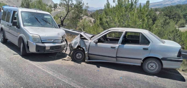 Otomobil İle Hafif Ticari Araç Kafa Kafaya Çarpıştı: 2 Yaralı