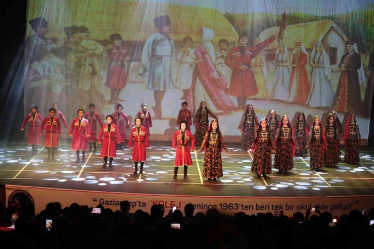 İlkokul Öğrencileri Dansın Renklerini Sahneye Taşıdı