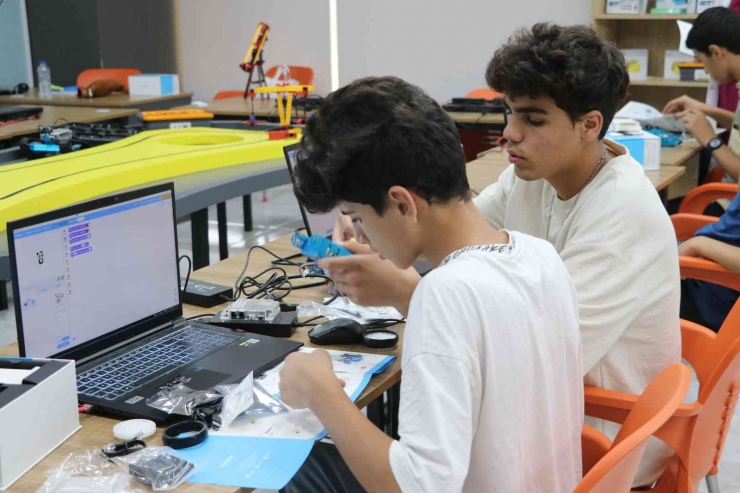 Karaköprü’de Gençler Robotik Kodlama Eğitimi Alıyor