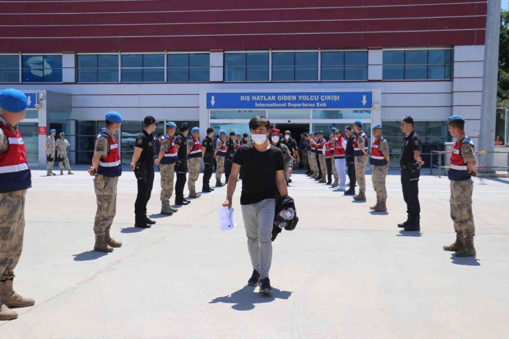 Malatya’da 3 Günde Bin 135 Kaçak Göçmen Sınır Dışı Edildi