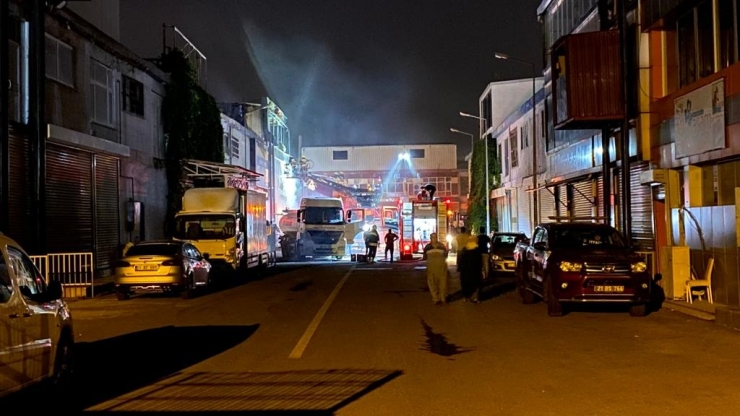 Toptancılar Sitesinde Çıkan Yangın Söndürüldü, İki İtfaiye Eri Dumandan Etkilendi