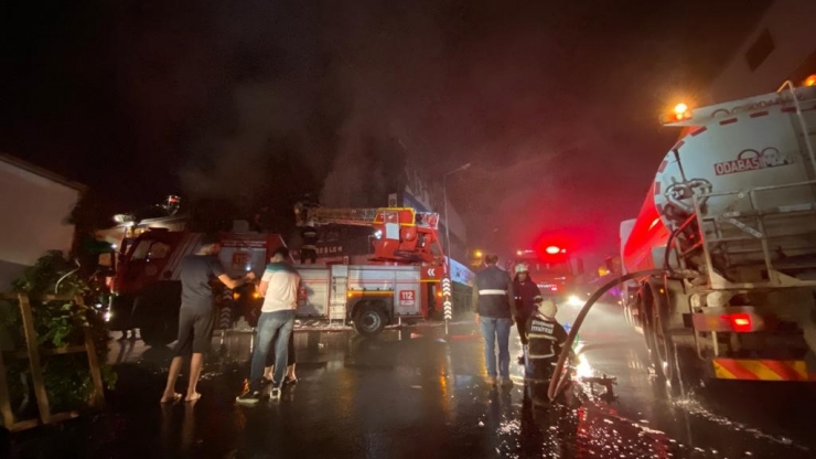 Toptancılar Sitesinde Çıkan Yangın Söndürüldü, İki İtfaiye Eri Dumandan Etkilendi