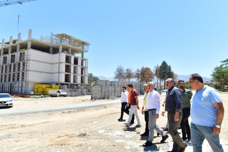 Başkan Çınar, Yeni Belediye Hizmet Binası İnşaatında Çalışan İşçilerle Bir Araya Geldi