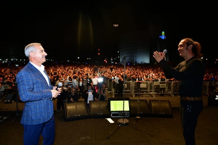 Ünlü Sanatçı Kıraç, Kiraz Festivalinde Sevenleriyle Buluştu