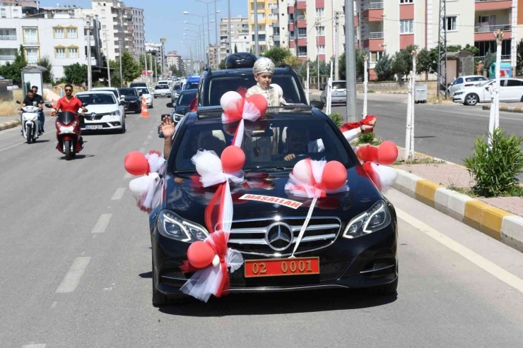 Valinin Makam Aracı Şehit Çocuğunun Sünnet Arabası Oldu