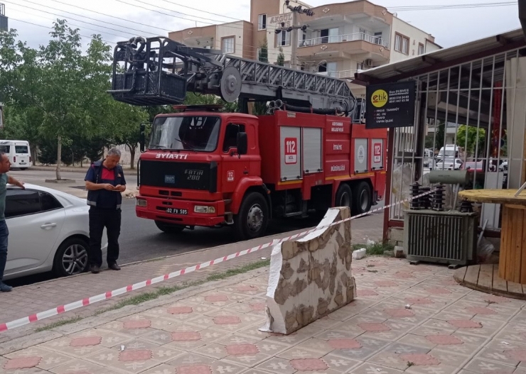 Binanın Dış Cephe Kaplamaları Rüzgara Dayanamadı