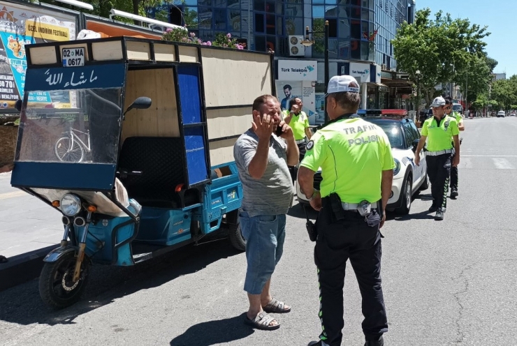 Ceza Makbuzunu İmzalamadan Kaçtı, Kovalamaca Sonucu Yakalandı