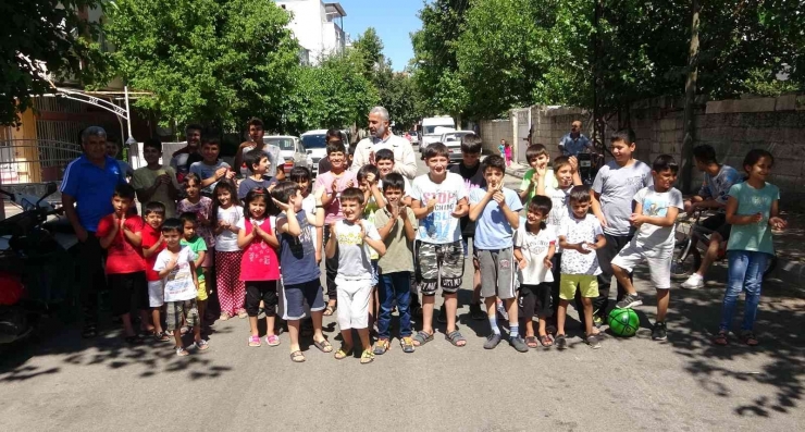 Çocuklar Yolu Kapatarak Yöneticilerinden Semt Sahası İstedi