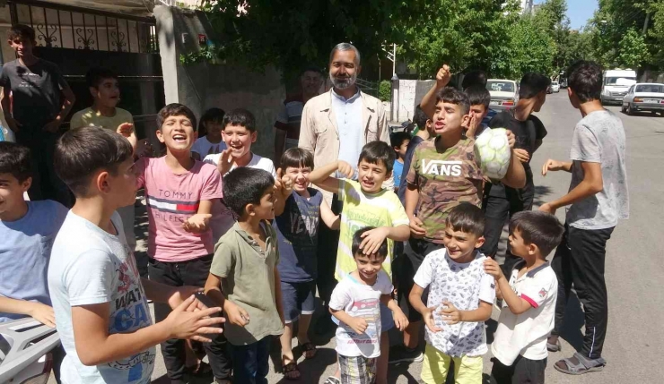 Çocuklar Yolu Kapatarak Yöneticilerinden Semt Sahası İstedi