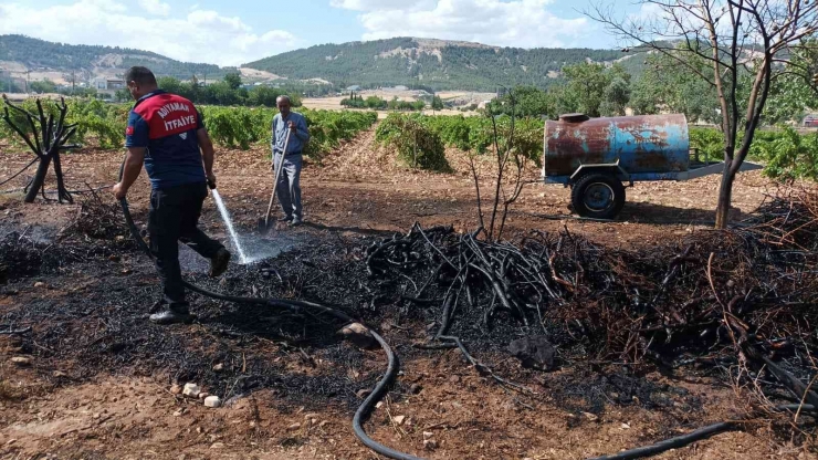 Anız Yangınında 15 Ton Saman Kül Oldu