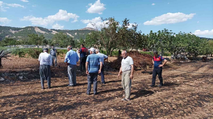 Anız Yangınında 15 Ton Saman Kül Oldu