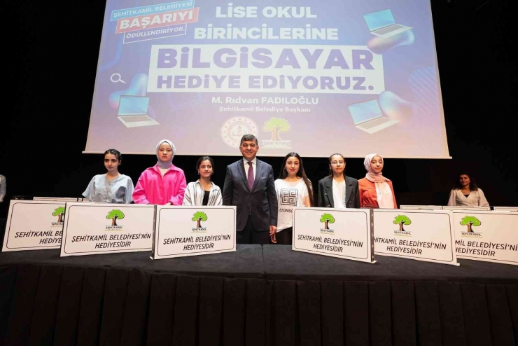 Şehitkamil’deki Lise Öğrencilerine Dizüstü Bilgisayar Ödülü