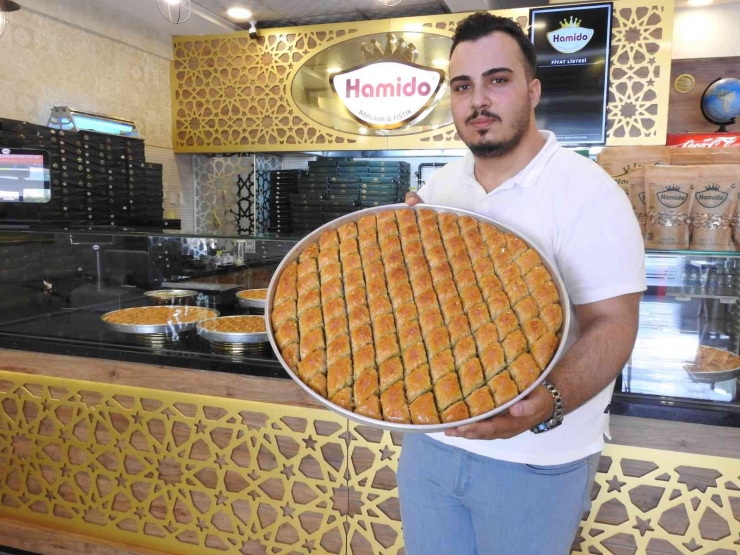 Baklava Yapımına Yemin Ederek Başlıyorlar