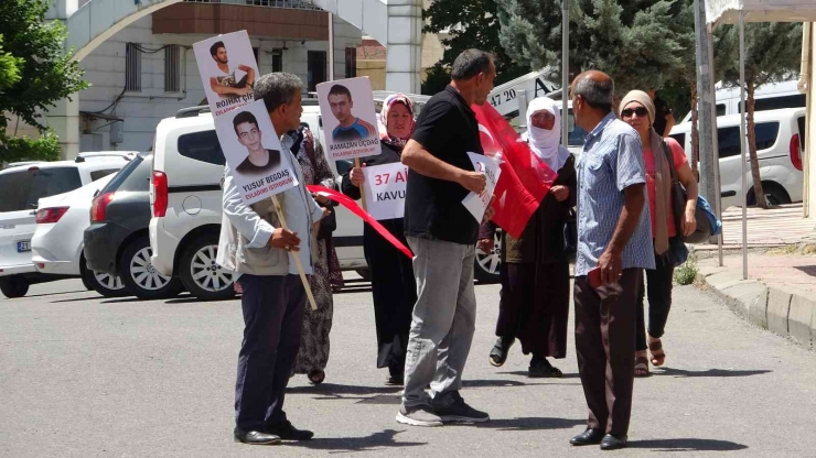 Evlatlarına Kavuşan İki Aile, Soluğu Eylemde Oldukları Çadırda Ailelerin Yanında Aldı