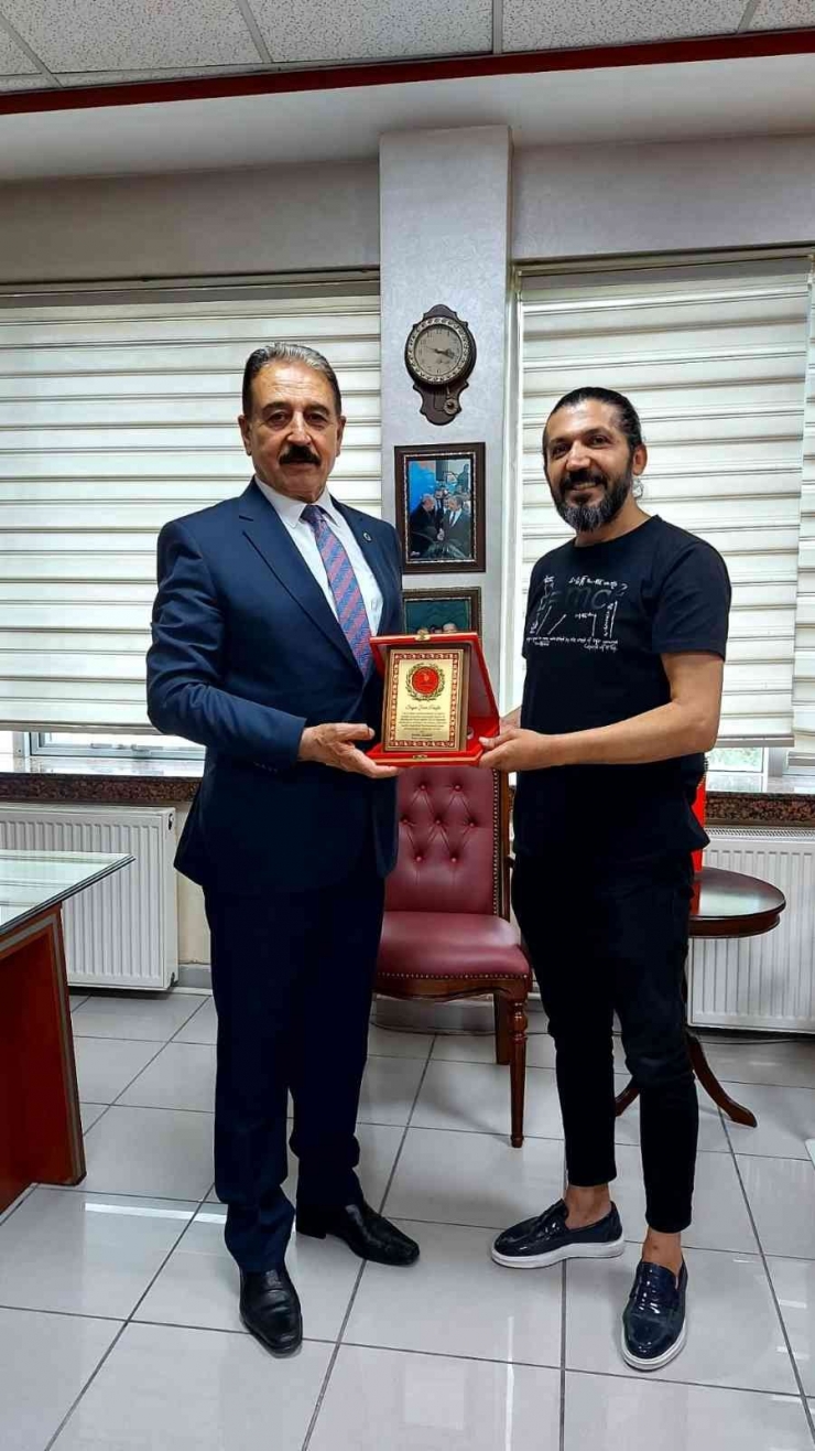 Esob Başkanı Keskin’den ‘dünya Şampiyonuna’ Plaket