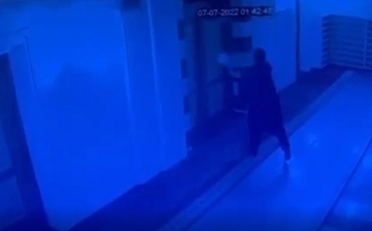 Caminin Kapısının Benzin Dökülerek Yakıldığı Anlar Kameraya Yansıdı