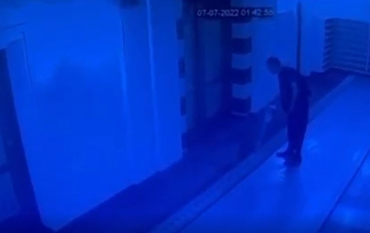 Caminin Kapısının Benzin Dökülerek Yakıldığı Anlar Kameraya Yansıdı