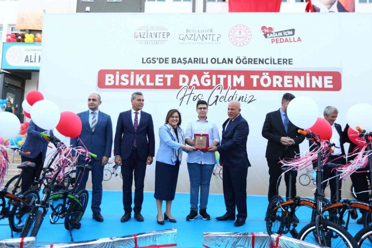 Lgs Türkiye Birincisine Bisiklet Ve Bilgisayar Hediyesi