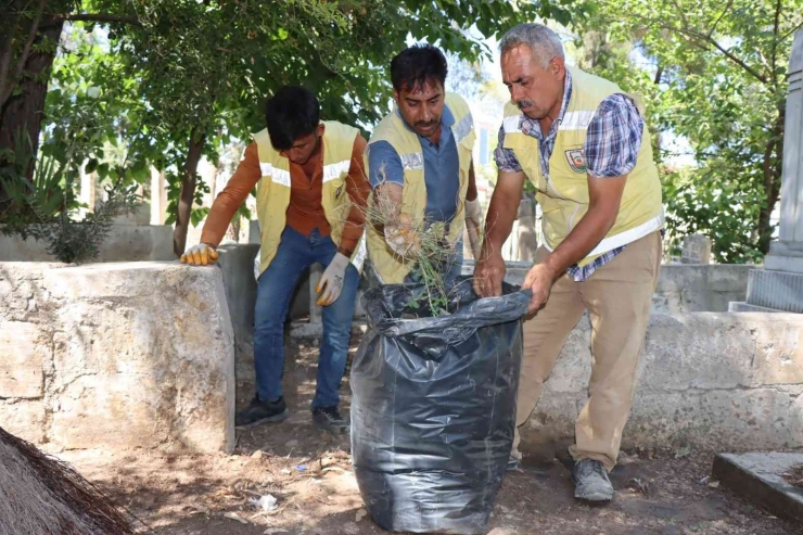 Mezarlıklarda Bayram Temizliği