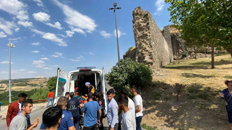 Fotoğraf İçin Tarihi Surlara Çıkan Vatandaş Metrelerce Yükseklikten Düştü