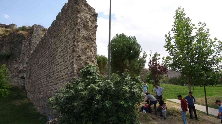 Fotoğraf İçin Tarihi Surlara Çıkan Vatandaş Metrelerce Yükseklikten Düştü